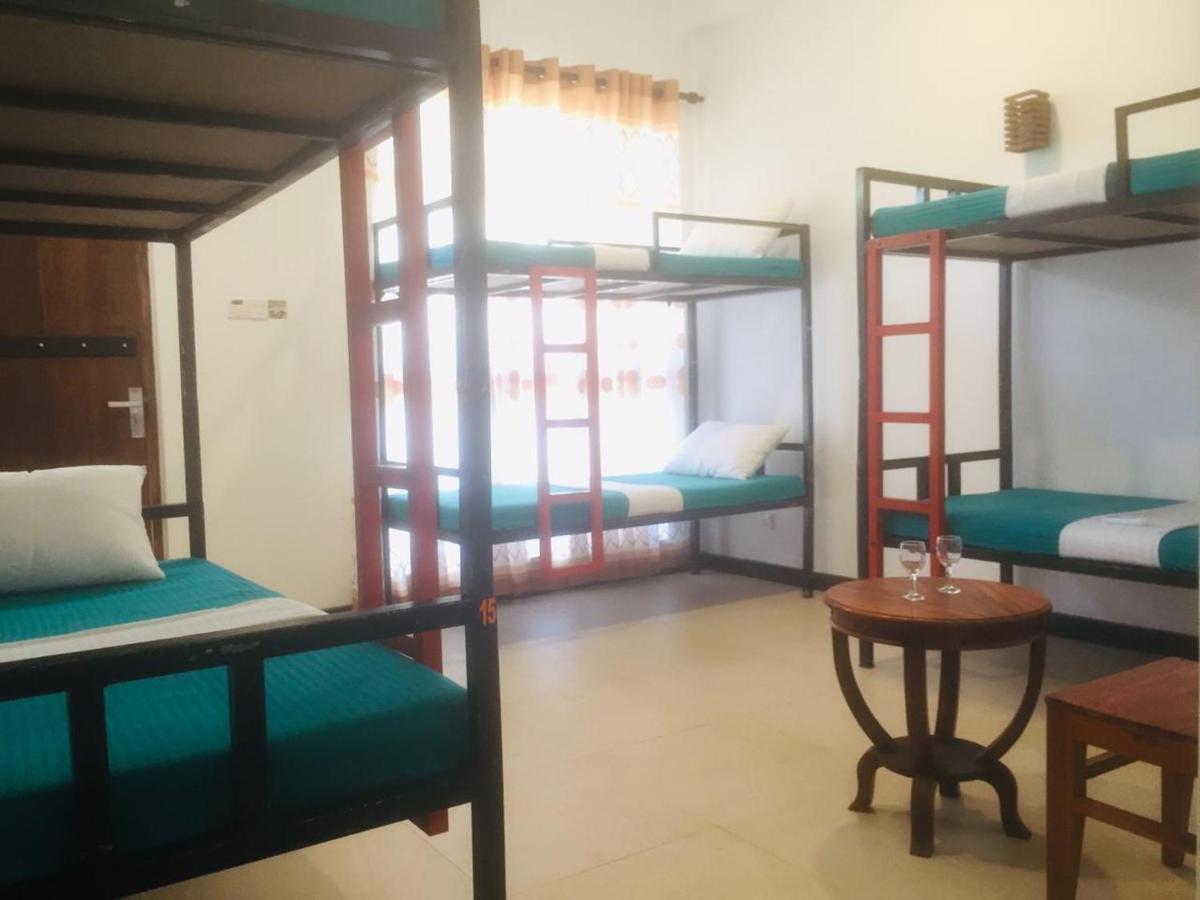 One More Night Hostel Sigiriya Buitenkant foto