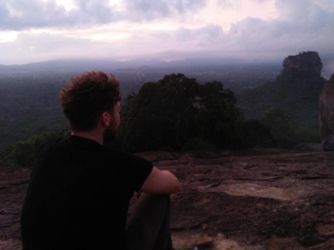 One More Night Hostel Sigiriya Buitenkant foto