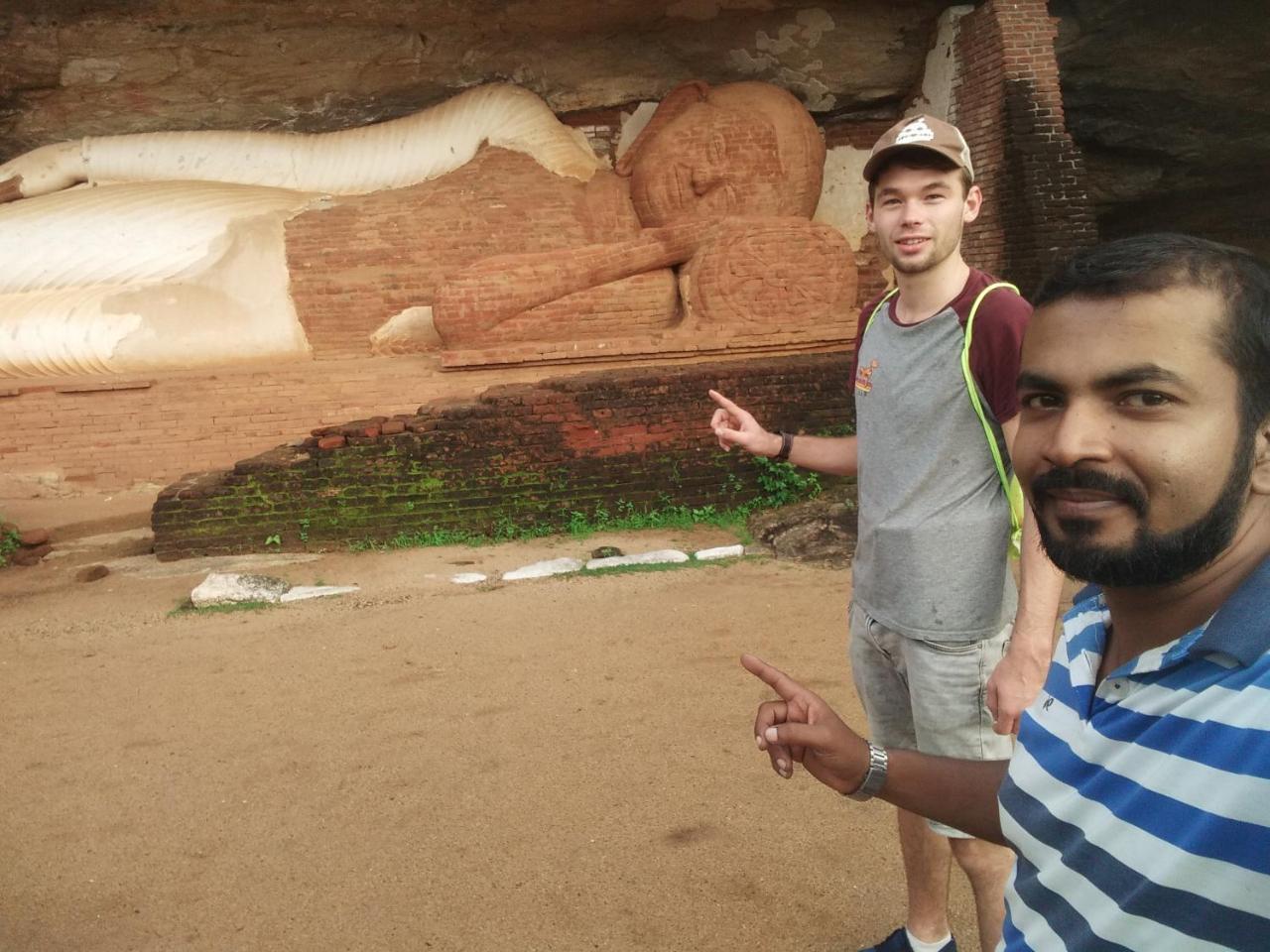 One More Night Hostel Sigiriya Buitenkant foto