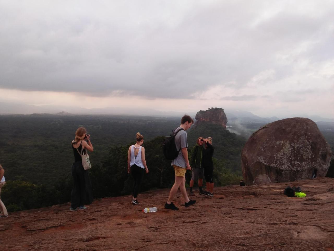 One More Night Hostel Sigiriya Buitenkant foto