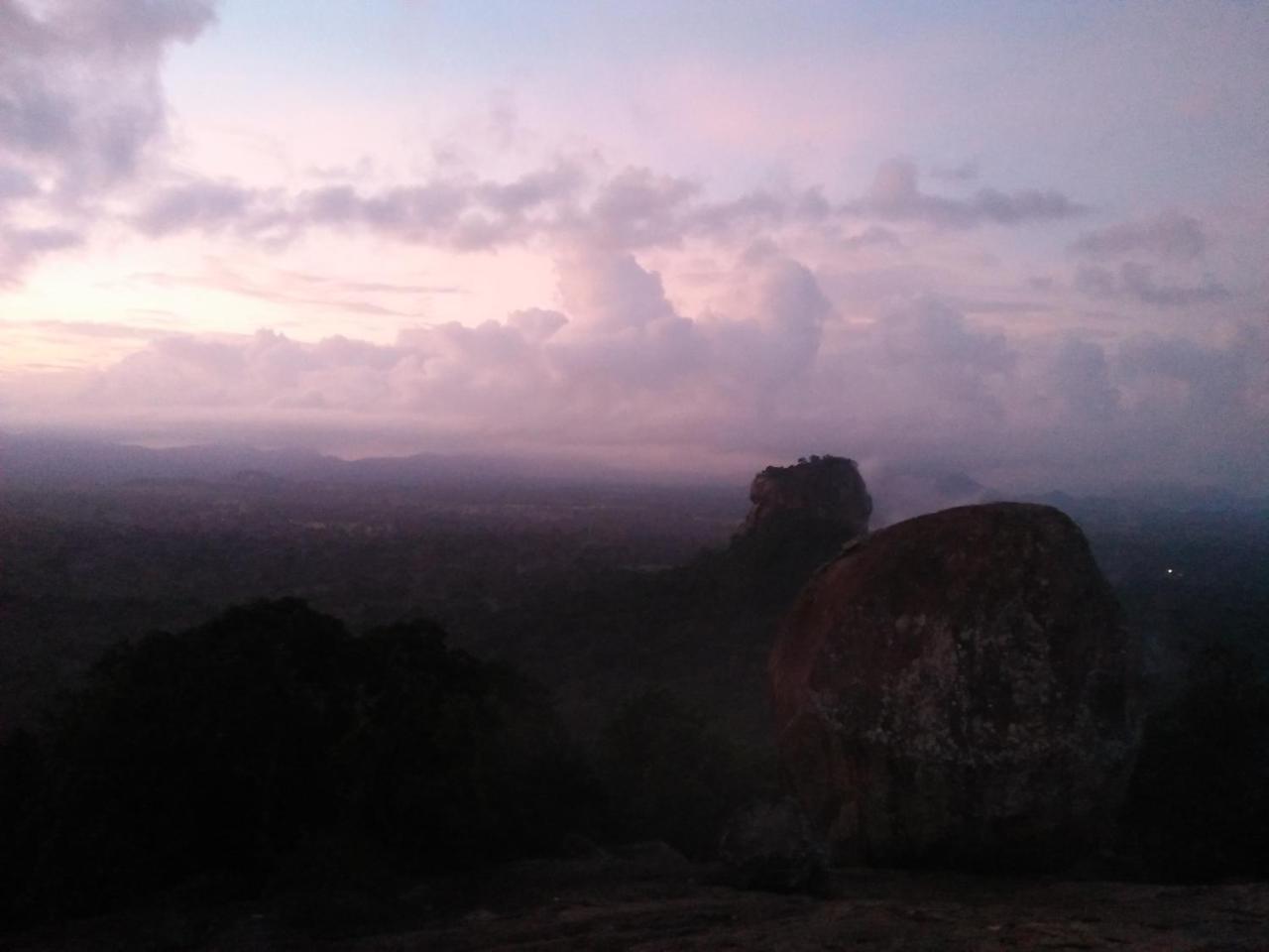 One More Night Hostel Sigiriya Buitenkant foto