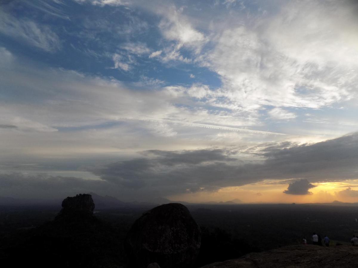 One More Night Hostel Sigiriya Buitenkant foto