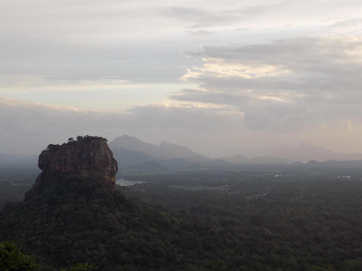 One More Night Hostel Sigiriya Buitenkant foto