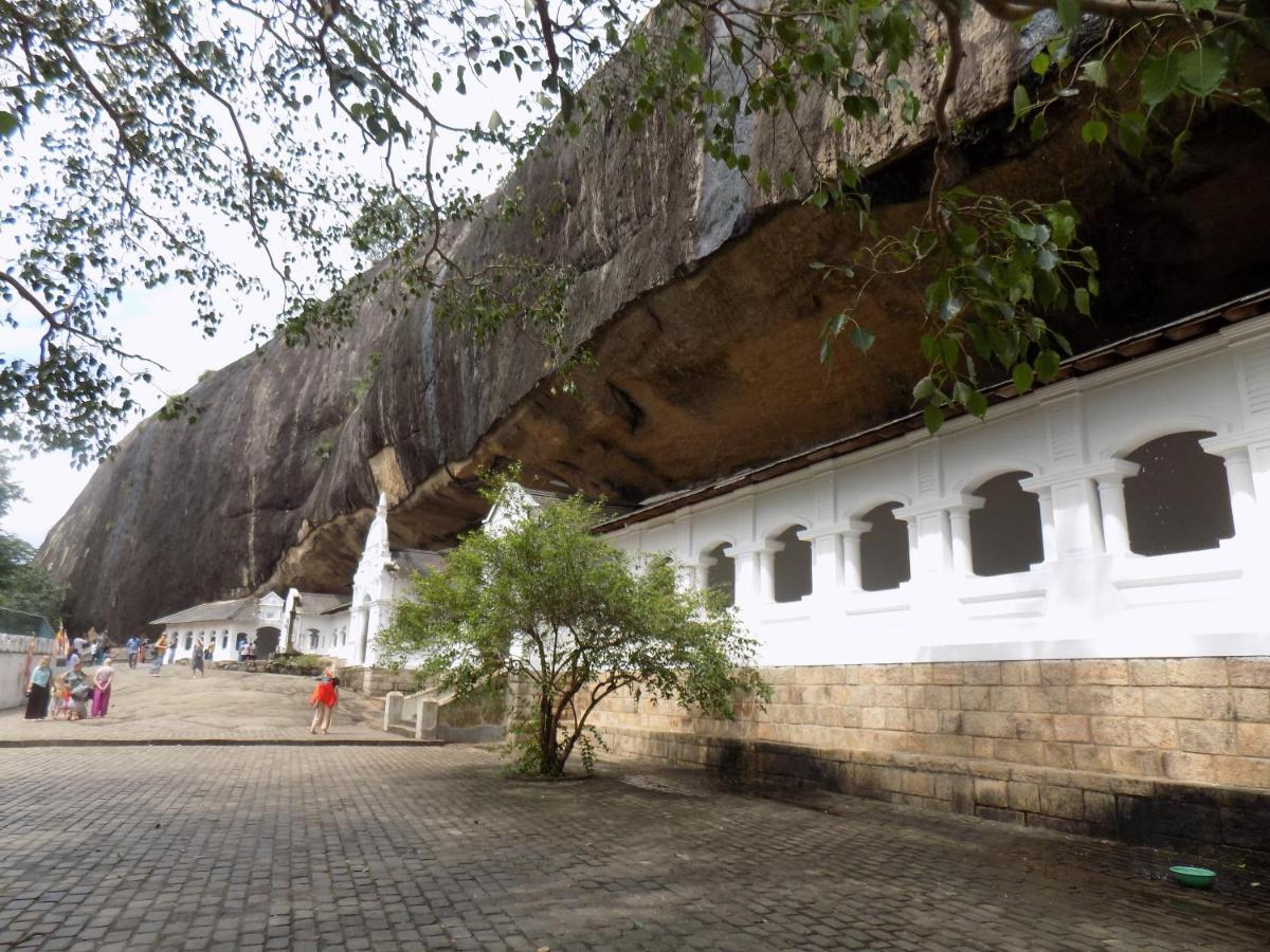 One More Night Hostel Sigiriya Buitenkant foto